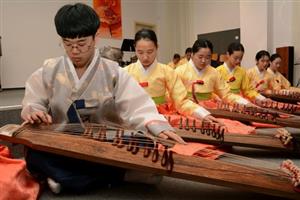 Divácky nejvděčnější částí koncertu hostujících umělců z Jižní Koreje bylo vystoupení souboru hrajícího tamní folklor na tradiční strunný nástroj kajagum.
FOTO: DAVID MACHÁČEK