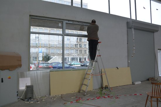 Rekonstrukce objektu bývalé tatrovácké vrátnice č. 3 se chýlí ke konci. Pracovníci dokončují  úpravy vnitřních prostor včetně výmalby.
FOTO: DANA HOĎÁKOVÁ
