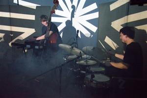 Berlínské trio KUF přivezlo nejen velmi zajímavou elektronickou hudbu, ale své vystoupení doprovodilo i působivou videoprojekcí.
FOTO: DAVID MACHÁČEK