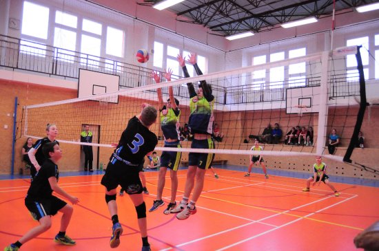Starší žáci kopřivnického volejbalového klubu se snaží zablokovat smeč hráče družstva Blue Volley Ostrava, které ale nakonec zvítězilo.
FOTO: KRISTINA ČABLOVÁ