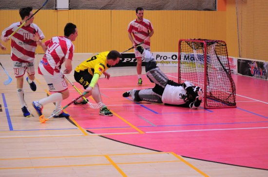 Takto zvyšoval na 3:2 v utkání proti Rožnovu pod Radhoštěm Ondřej Kubátko (č. 4), jemuž přihrával Daniel Opatřil (č. 14).
FOTO: KRISTINA ČABLOVÁ