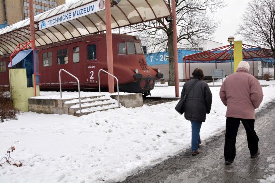 Letošní zima bude pravděpodobně poslední, kterou Slovenská strela stráví pod improvizovaným přístřeškem před technickým muzeem. Potvrzení osmdesátimilionové dotace by mělo zajistit její brzké stěhování a renovaci.
FOTO: DAVID MACHÁČEK