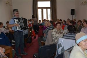 Na tradiční akci do Vily Machů přišlo podstatně víc seniorů, než bylo zvykem. Zazpívat si s harmonikářem přišlo přes 80 seniorů.
FOTO: DANA HOĎÁKOVÁ