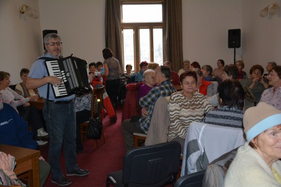 Na tradiční akci do Vily Machů přišlo podstatně víc seniorů, než bylo zvykem. Zazpívat si s harmonikářem přišlo přes 80 seniorů.
FOTO: DANA HOĎÁKOVÁ