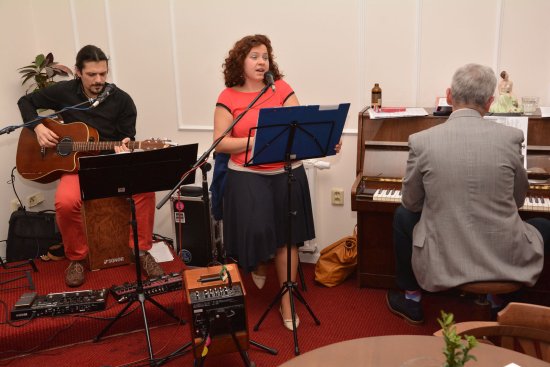 Eva Moravčíková zpívala ve Vile Machů za doprovodu kytaristy Tomáše Nováčka a pianisty Ivo Sanitera.
FOTO: DAVID MACHÁČEK