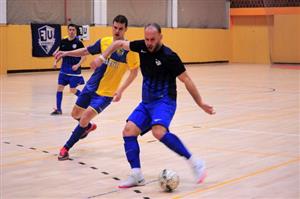 Roman Bartoš z FU Kopřivnice (vpravo) si v zápase s Jokeritem připsal branku a asistenci. Na snímku v souboji s Radkem Březinou.
FOTO: KRISTINA ČABLOVÁ