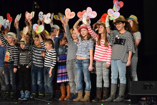 Žáci Základní školy v Lubině připravili na závěr valentýnského benefičního koncertu překvapivé poděkování všem divákům i účinkujícímu zpěváku Voxelovi.
FOTO: DAVID MACHÁČEK