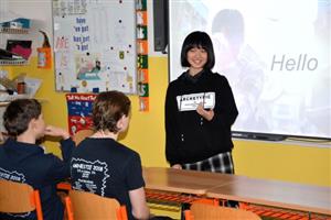 Studentka Nina z Tchaj-wanu byla jedním ze čtyř zahraničních vysokoškoláků, kteří na škole sv. Zdislavy hovořili s žáky o sobě, svých rodinách i zemích.
FOTO: DANA HOĎÁKOVÁ