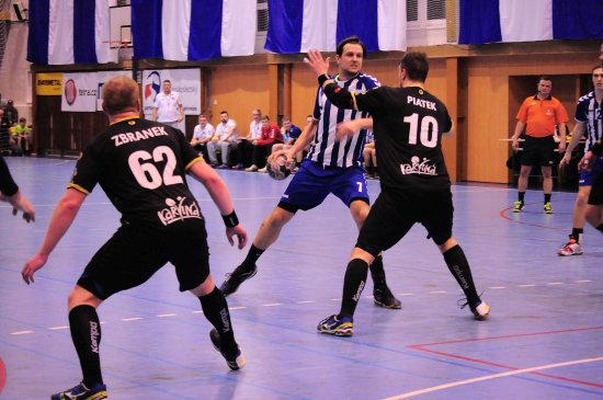 Miroslav Rachač (KH Kopřivnice) se snaží prosadit přes obranu Karviné, ani jednou se mu to však v zápase nepodařilo.
FOTO: KRISTINA ČABLOVÁ