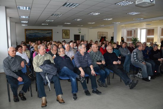 Stovka zájemců se přišla seznámit s novinkami v silniční dopravě. Na přednášku, konanou v rámci seniorských aktivit, přišli i lidé mladšího věku.
FOTO: DANA HOĎÁKOVÁ