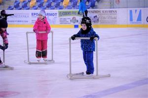 Každý pojal radovánky na ledě jinak - někteří hráli hokej, jiní zkoušeli slalom, mnozí se však teprve učili bruslit.
FOTO: KRISTINA ČABLOVÁ