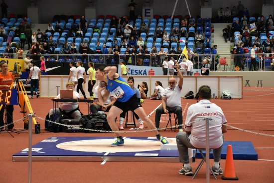 Tomáš Bortel (z AK EZ Kopřivnice) si na mistrovství ČR juniorů zlepšil ve vrhu koulí osobní rekord na 16,28 m a obsadil čtvrté místo.
FOTO: VIKTORIE HANZELKOVÁ