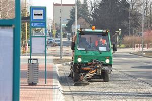 V nejbližších dnech zahájí Slumeko pravidelný úklid komunikací, chodníků i parkovišť. Čistění bude prováděno od centra směrem k okrajovým částem města. 
FOTO: DAVID MACHÁČEK