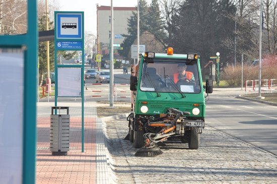 V nejbližších dnech zahájí Slumeko pravidelný úklid komunikací, chodníků i parkovišť. Čistění bude prováděno od centra směrem k okrajovým částem města. 
FOTO: DAVID MACHÁČEK