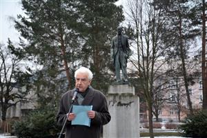 Ladislav Cvíček v den výročí Masarykova narození u jeho pomníku připomněl především jeho zásluhy o založení československé republiky.
FOTO: DANA HOĎÁKOVÁ
