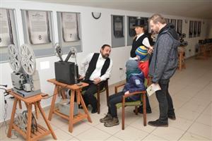 Kinematografičtí nadšenci ze Studia Bez kliky poskytovali návštěvníkům dvoudenní akce na půdě kina individuální přístup. Diváků totiž přišlo velmi málo. 
FOTO: DAVID MACHÁČEK