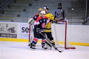 Michal Krutil (HC Tatra Kopřivnice) hlídá před Hromadou jednoho z šumperských forvardů ve čtvrtém utkání čtvrtfinále play-off.
FOTO: KRISTINA ČABLOVÁ