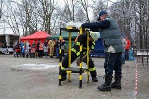 Soutěžní klání dobrovolných hasičů v disciplínách TFA znepříjemňoval účastníkům i divákům mráz a studený vítr, přesto se na start postavily tři desítky závodníků.
FOTO: DANA HOĎÁKOVÁ