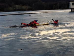 V pondělí 12. března využili kopřivničtí dobrovolní hasiči klimatických podmínek pro nácvik záchrany osob z ledu.
FOTO: JSDH KOPŘIVNICE
