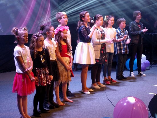 Desítka finalistů letošní KoprStar se představila v sólových vystoupeních stejně jako při zpěvu společné písně s textem ilustrujícím průběh soutěže.
FOTO: DAVID MACHÁČEK