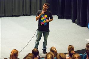 Radoslav Banga tentokrát své publikum nebavil hudbou, ale snažil se školáky motivovat ke zdravému a aktivnímu přístupu k životu.
FOTO: DAVID MACHÁČEK