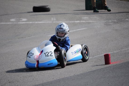 V rámci Valašské rally se na kopřivnickém polygonu představili také minikároví jezdci bratři Procházkovi na tatrách (na snímku mladší Filip).
FOTO: KRISTINA ČABLOVÁ