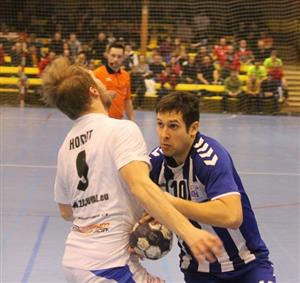 Jan Gřes, kopřivnická spojka (vpravo), se v posledním extraligovém kole deseti přesnými zásahy podílel na postupu mužstva do play-off.
FOTO: DALIBOR TOBOLA