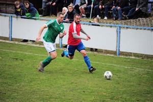 Souboj dvou trojek - Karel Myšák (FC Vlčovice-Mniší, vpravo) a Petr Švolba (AFC Veřovice) - v prvním jarním utkání I. B třídy mužů sk. D.
FOTO: KRISTINA ČABLOVÁ