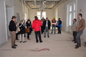 Členové zastupitelstva města v rozestavěném prostoru budoucího obřadního sálu v Ringhofferově vile. Politici si rekonstruovaný objekt prohlédli a následně schválili navýšení rozpočtu na jeho dostavbu.
FOTO: DAVID MACHÁČEK