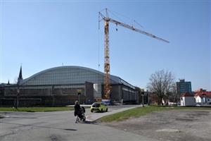Stacionární jeřáb se nad budovou zimního stadionu tyčí už druhý týden. Samotná výměna střešní krytiny má začít v nejbližších dnech.
FOTO: DAVID MACHÁČEK