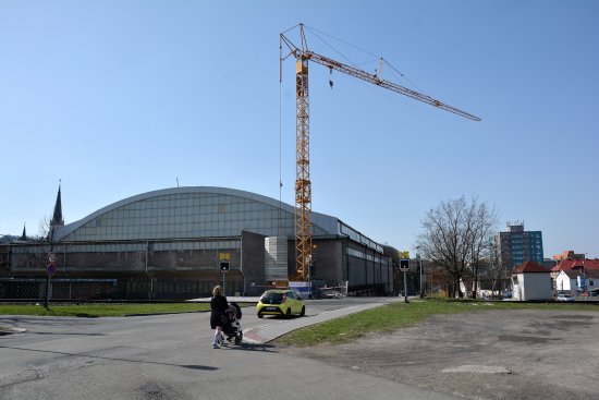 Stacionární jeřáb se nad budovou zimního stadionu tyčí už druhý týden. Samotná výměna střešní krytiny má začít v nejbližších dnech.
FOTO: DAVID MACHÁČEK