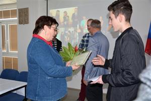 Předseda dětského zastupitelstva Jan Fiľák předává diplom Ivaně Kociánové, která byla vyhlášena v anketě Zlatý Komenský nejoblíbenější učitelkou Kopřivnice.
FOTO: DANA HOĎÁKOVÁ