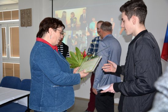 Předseda dětského zastupitelstva Jan Fiľák předává diplom Ivaně Kociánové, která byla vyhlášena v anketě Zlatý Komenský nejoblíbenější učitelkou Kopřivnice.
FOTO: DANA HOĎÁKOVÁ