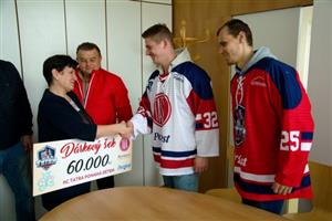 Zástupci kopřivnického hokejového klubu předali v pátek 6. dubna symbolický šek. Při organizování charitativní dražby se inspirovali v NHL.
FOTO: DAVID MACHÁČEK