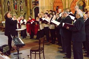 Pěvecké sdružení Kopřivnice uvedlo minulou neděli povelikonoční koncert duchovní hudby. Sbor střídavě řídily Věra Michálková (na snímku) a Eva Pajdlová. 
FOTO: D. MACHÁČEK