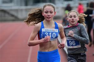Nikolu Chovanečkovou z SK Kopřivnice (vpravo) porazila v běhu pouze letošní mistryně ČR v krosu, celkově však v aquatlonu zvítězila. 
FOTO: ČESKÁ TRIATLONOVÁ ASOCIACE