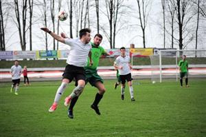 Jan Ollender (ve světlém dresu) z FC Kopřivnice se střelecky prosadil v prvním jarním utkání I. B třídy mužů sk. D, když proměnil penaltu.
FOTO: KRISTINA ČABLOVÁ