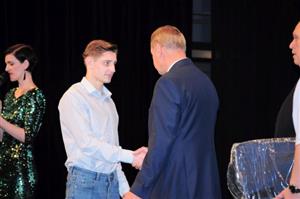 Radek Rýpar, rodilý Kopřivničan, ale hající barvy závišického juda, byl oceněn v březnu v rámci okresu a v minulém týdnu také městem Kopřivnice.
FOTO: KRISTINA ČABLOVÁ