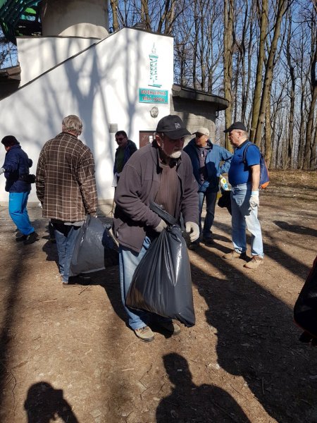 Členové místního klubu turistů vyrazili uklízet odpadky kolem stezek vedoucích na vrchol Bílé hory. 
FOTO: ALEŠ KADLEC