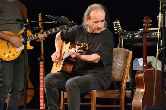 Vlasta Redl s doprovodnou kapelou pobavil kopřivnické publikum koncertem v kulturním domě. Obavy z pátku 13. rozhodně nenaplnil.
FOTO: DAVID MACHÁČEK