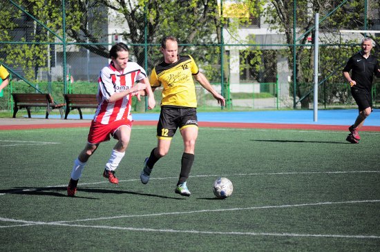 Karel Prchal (vpravo) z mužstva 1.FC Bari otevřel skóre zápasu s nováčkem soutěže TUZEMÁCI, který nakonec jeho tým vyhrál 5:0.
FOTO: KRISTINA ČABLOVÁ