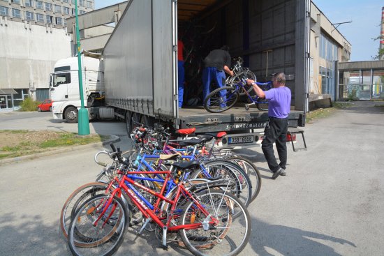V rámci sbírky Kola pro Afriku jich lidé přivezli 264. V pondělí byla kola převezena do Ostravy.
FOTO: DANA HOĎÁKOVÁ