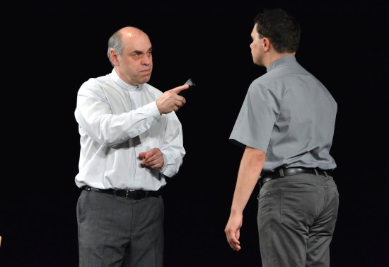 Miroslav Táborský a Filip Cíl odehráli před kopřivnickým publikem představení hry Odvolání. Drama o pravdě a osobní statečnosti překvapilo řadou humorných momentů.
FOTO: DAVID MACHÁČEK