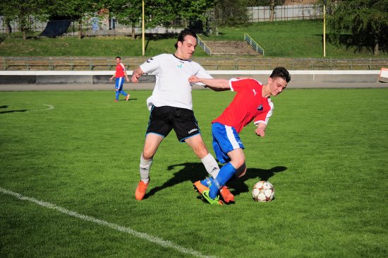 Adam Šimíček (vlevo) z FC Kopřivnice a Lukáš Harabiš z FC Vlčovice-Mniší bojují o míč v derby, v němž kopřivnické mužstvo jasně dominovalo.
FOTO: KRISTINA ČABLOVÁ
