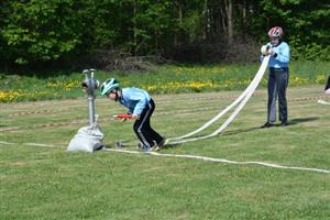 Na prvních závodech v letošní sezoně v Lubině mladí hasiči soutěžili nejen v požárním útoku, ale i ve štafetě dvojic.
FOTO: DANA HOĎÁKOVÁ