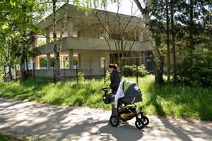 Budova někdejších jeslí na ulici Francouzské je aktuálně očesána na betonový skelet. Do podzimu by se měla proměnit v nové Komunitní centrum, pro které mohou Kopřivničané navrhovat vhodný název.
FOTO: DAVID MACHÁČEK