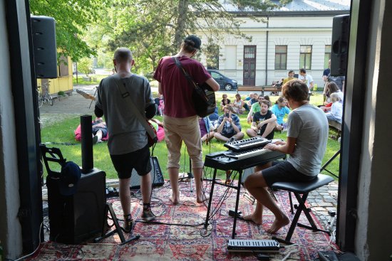 O program pohodového odpoledne v režii Živé Mandaly se v neděli 29. dubna postaralo autorské čtení Dominika Zezuly a následný koncert tříčlenné kapely Děti mezi reprákama, kde je Zezula zpěvákem a autorem poetických textů.
FOTO: DAVID MACHÁČEK