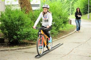 Jízda ve “žlabu” byla pro žáky v dovednostním slalomu asi nejtěžším prvkem, skvěle si s ním však poradila ZŠ Alšova a v obou kategoriích zvítězila.
FOTO: KRISTINA ČABLOVÁ