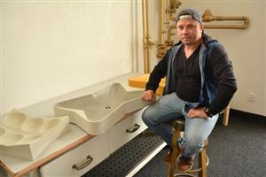 V bývalé prodejně potravin na ulici Horní vyrábí Denis Szabó se svými kolegy designové výrobky z betonu.
FOTO: DAVID MACHÁČEK