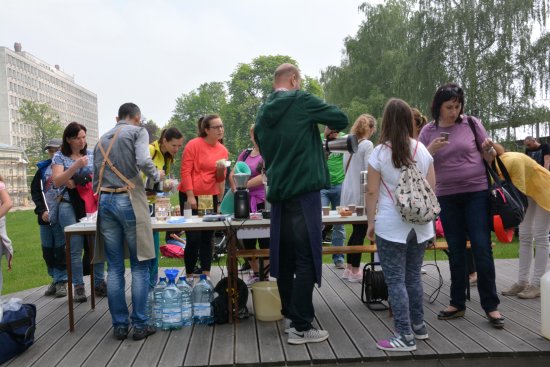 Na fairtradové snídani mohli lidé ochutnat kávu, čaj, ale i jiné pochutiny připravené ze surovin, za které dostali farmáři poctivě zaplaceno.
FOTO: DANA HOĎÁKOVÁ